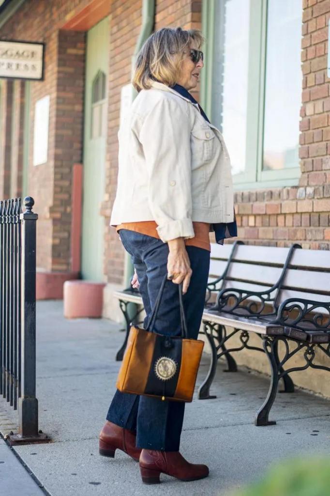 Надеть ботильоны вместе с джинсами: практические советы женщинам в возрасте