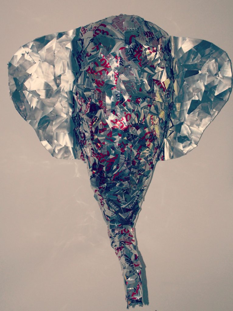 Шотландский художник создает реалистичные картины из алюминиевых банок: в его коллекции есть и зебра, и астронавт из фильма, и даже Майкл Джексон