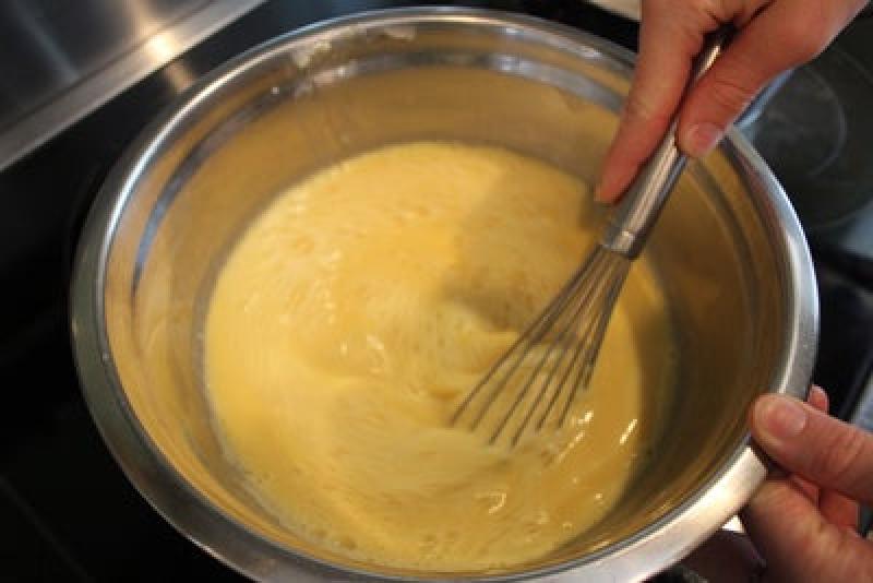 Простой заварной крем всего из 5 ингредиентов: превосходная начинка для любого торта или пирожных