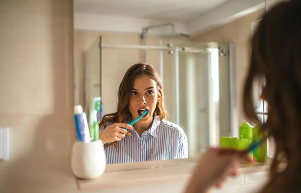 "Чистка зубов при выходе из дома может помочь предотвратить COVID-19", - заявил профессор стоматологии