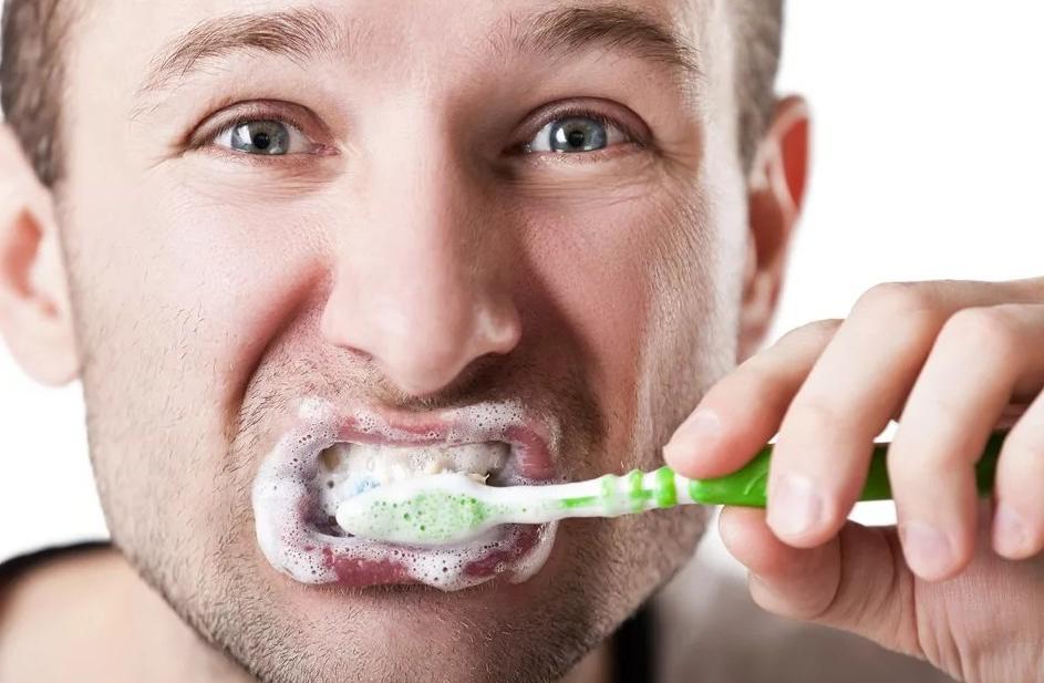 "Чистка зубов при выходе из дома может помочь предотвратить COVID-19", - заявил профессор стоматологии