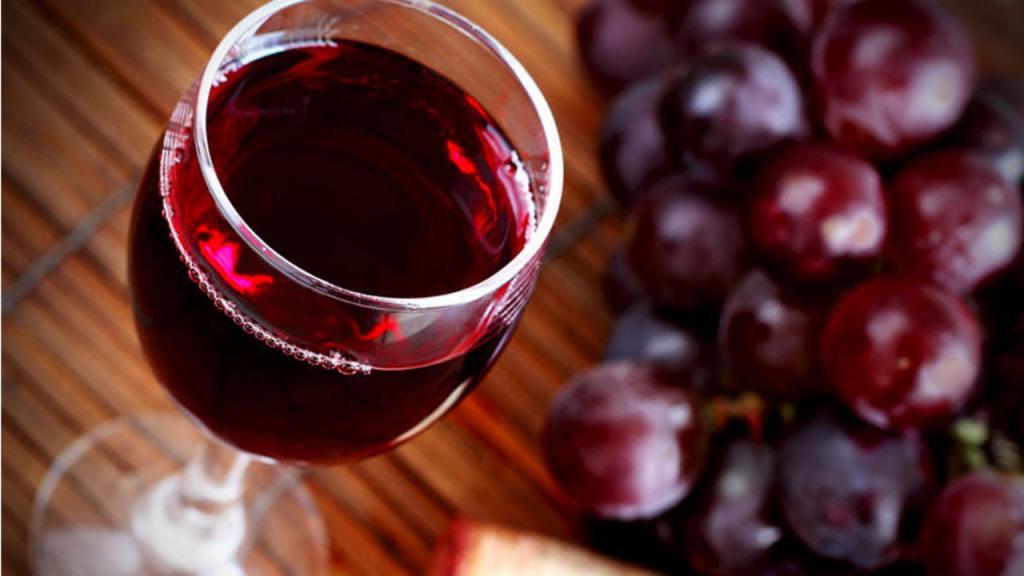 Плотный завтрак и красное вино: причины, по которым польза этих двух вещей сильно преувеличена