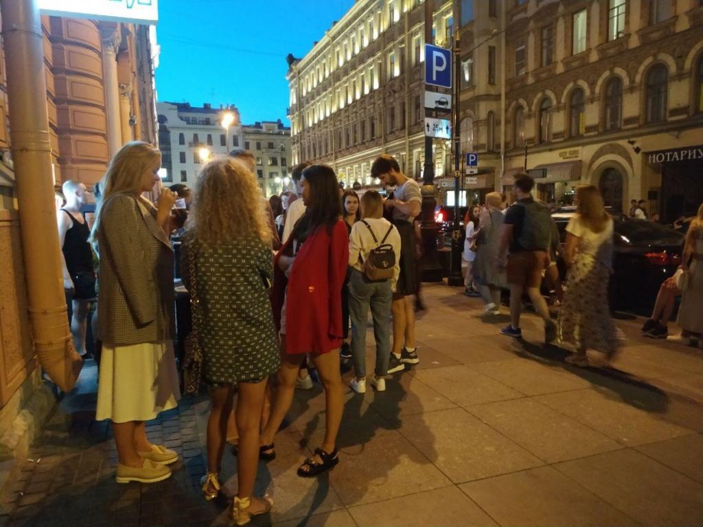 "Танцевать - не время, а есть - вредно": В Санкт-Петербурге ограничат время работы ресторанов до 23:00