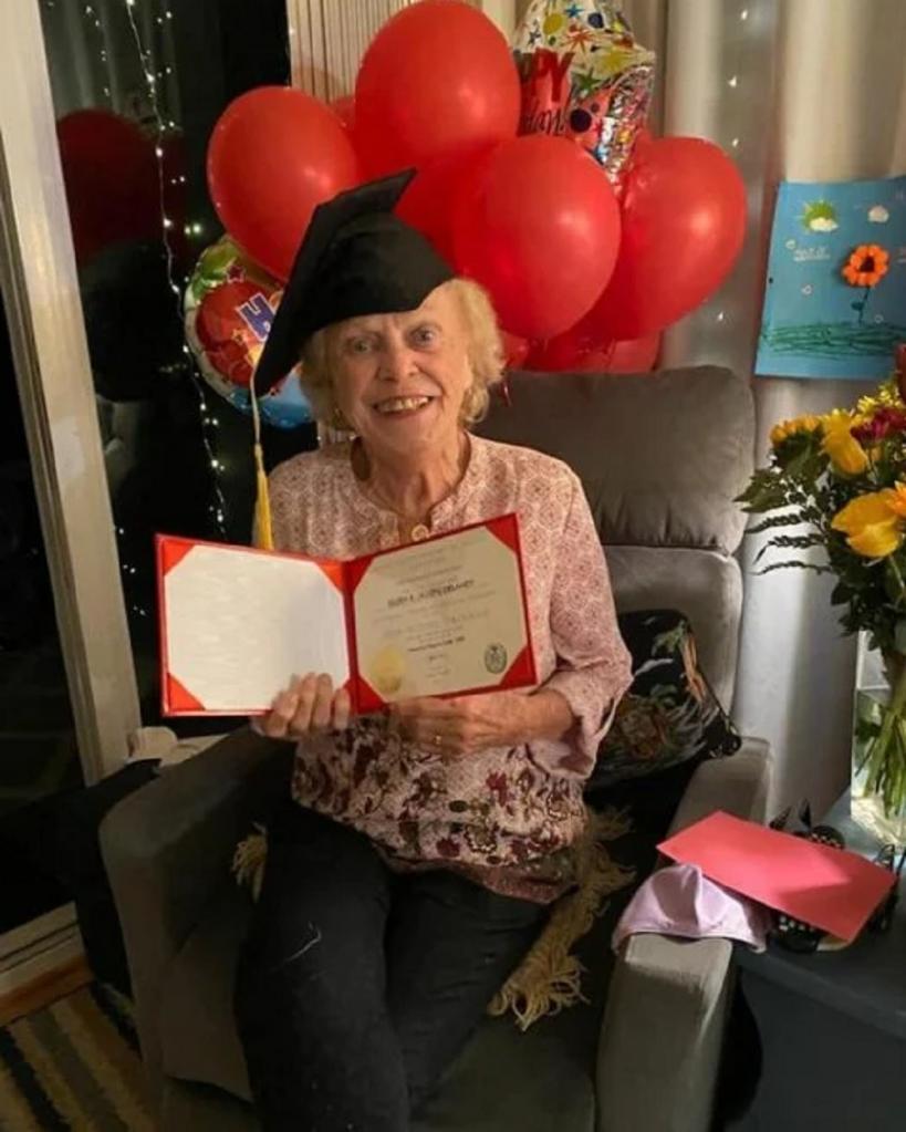 Бабушка получила диплом о среднем образовании в возрасте 93 лет и очень этим гордится