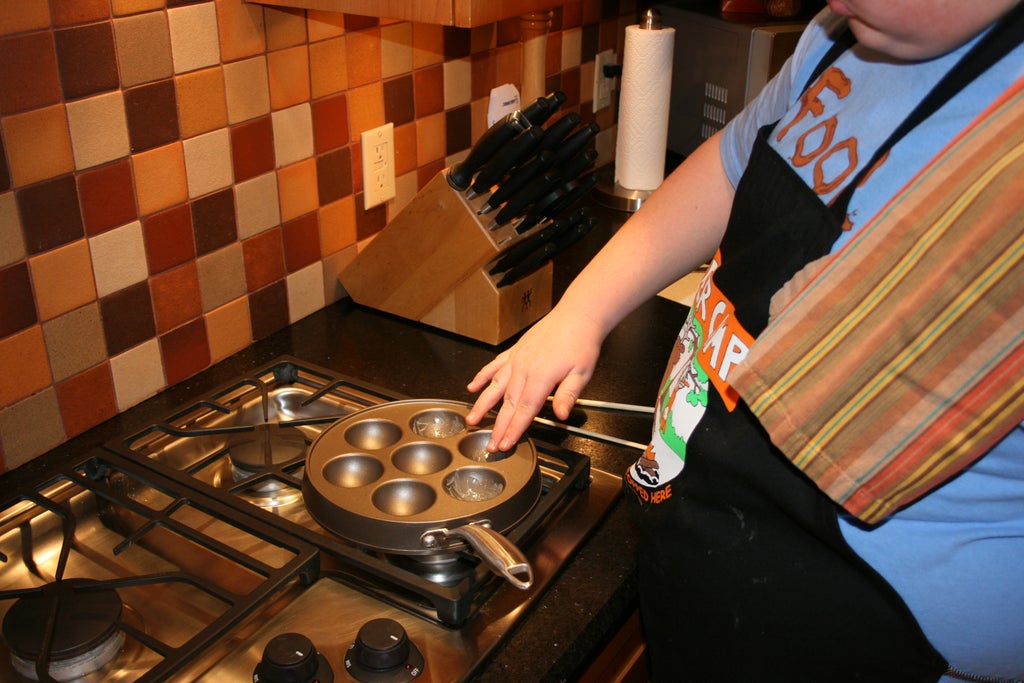Воздушные оладьи с начинкой из домашнего варенья: идея для сытного и вкусного завтрака