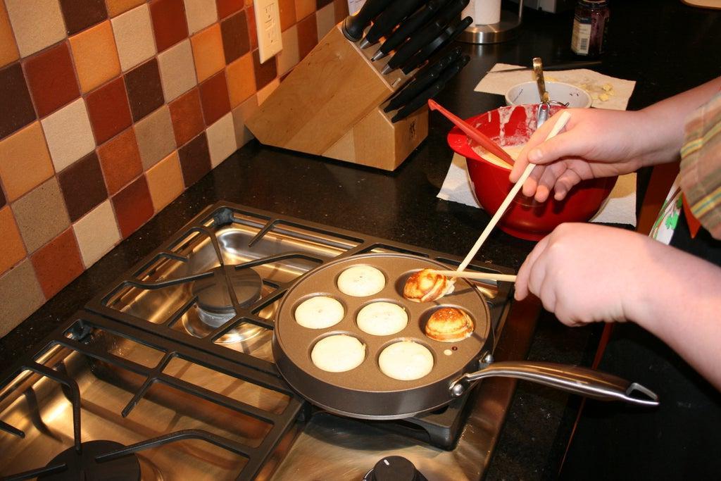 Воздушные оладьи с начинкой из домашнего варенья: идея для сытного и вкусного завтрака