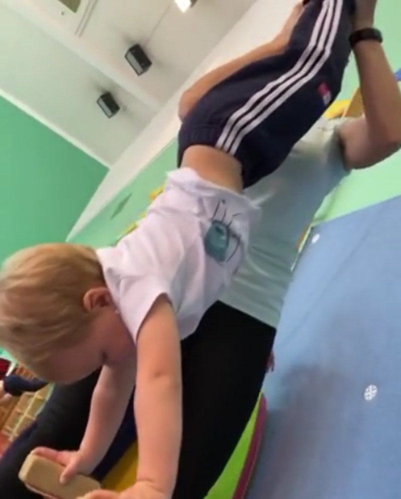 "Какой же Майкл умничка": Регина Тодоренко показала, как ее сын умеет стоять на руках