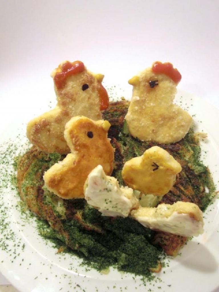 "Цыплята на лужайке": оригинальная подача жареного картофеля и куриных наггетсов