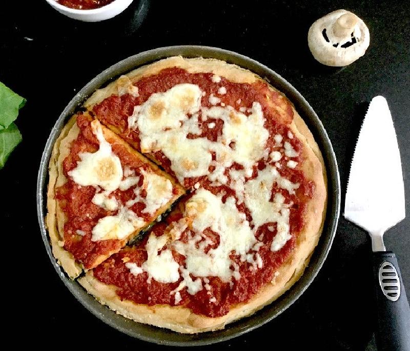 Пицца-пирог из цельнозерновой муки с грибами и шпинатом: рецепт