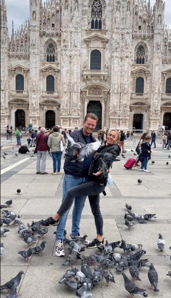 В Италии запрещено кормить голубей, но пара из Голландии нашла площадь, где это не возбраняется
