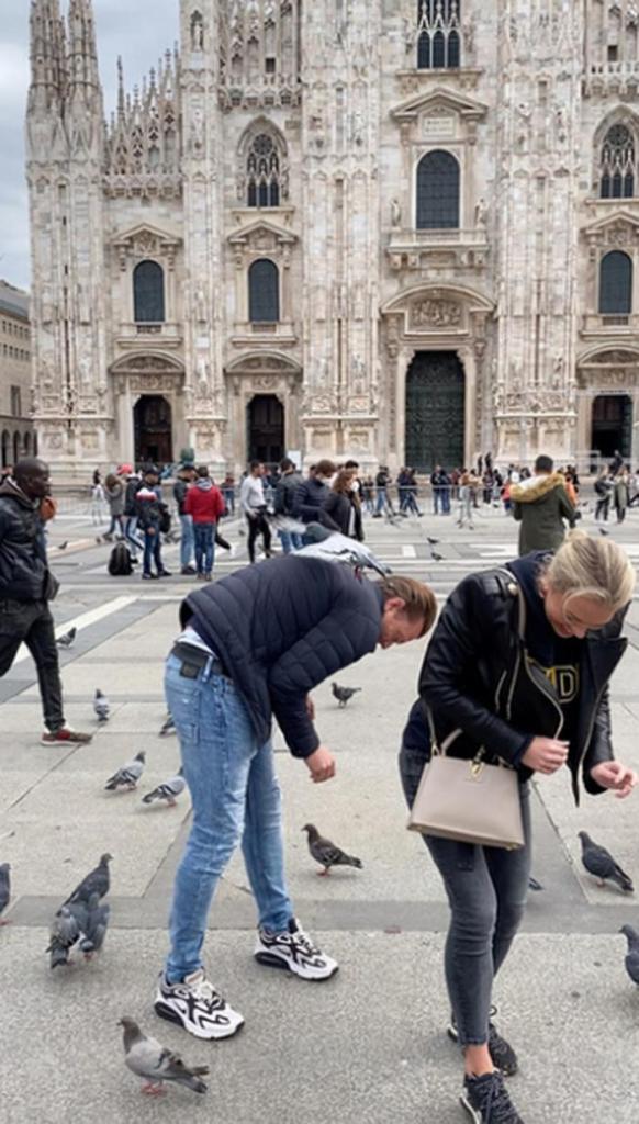 В Италии запрещено кормить голубей, но пара из Голландии нашла площадь, где это не возбраняется
