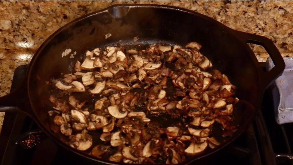 Сваренные в курином бульоне клецки с чесноком и грибами: великолепный вариант гарнира к ужину
