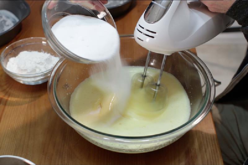 Воздушный бисквитный кекс всего из трех ингредиентов: идеально сочетается с домашним вареньем или со сгущенкой
