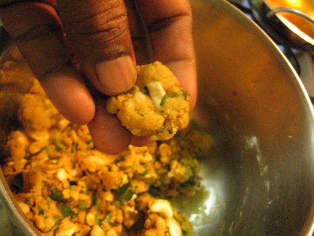 Пряные шарики из нутовой муки и орешков кешью: сочная закуска с обилием специй