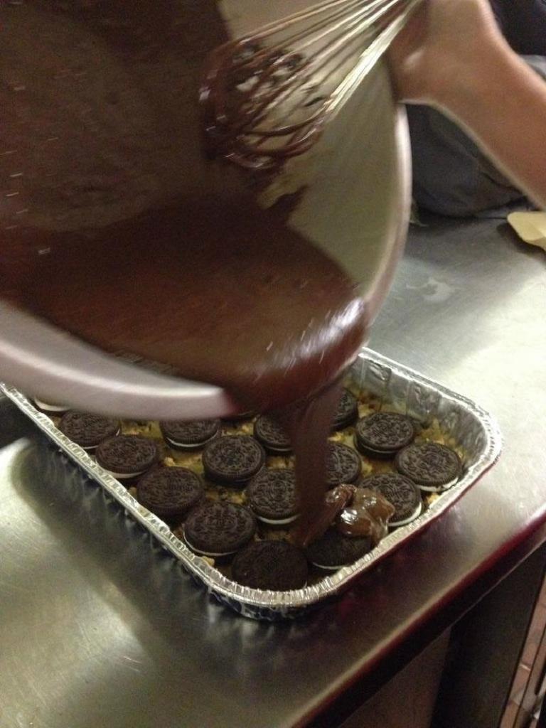 Домашний пирог с шоколадной крошкой и печеньем Oreo: ни разу не получалось остановиться на одном кусочке