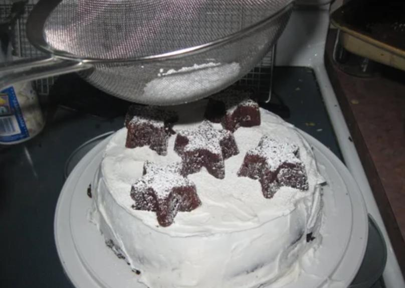 Шоколадно-вишневый пирог с бисквитными звездочками и нежным кремом: праздничное лакомство впечатлит даже самого привередливого сладкоежку