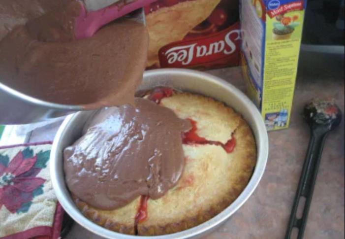 Шоколадно-вишневый пирог с бисквитными звездочками и нежным кремом: праздничное лакомство впечатлит даже самого привередливого сладкоежку