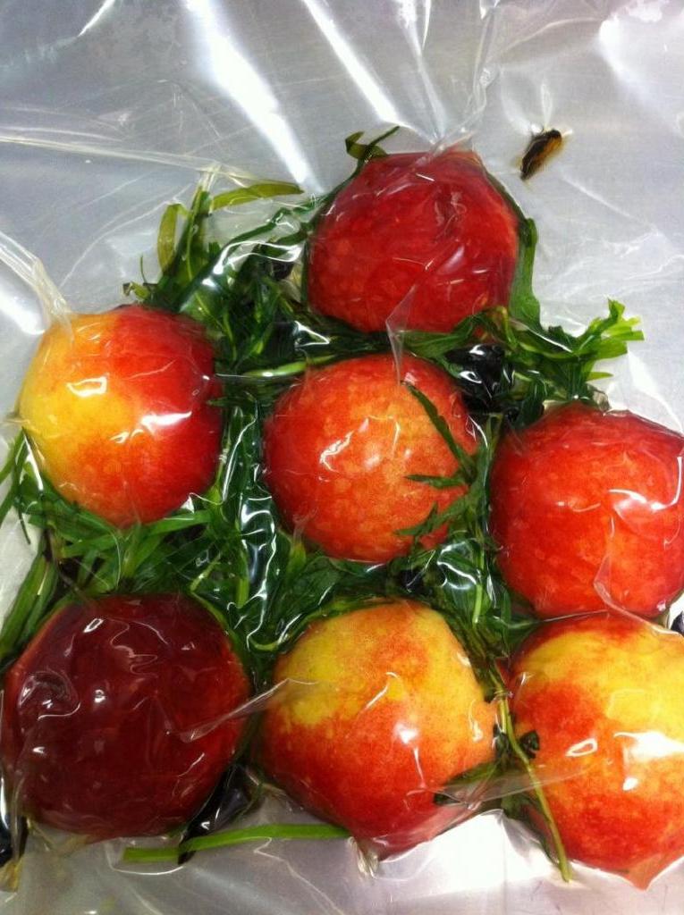Панакота со сладким салатиком из персиков, рукколы и ревеня: десерт, который покорит любого гурмана