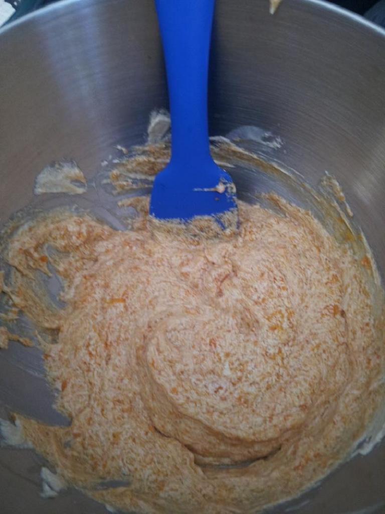 Ароматные кексы из сладкого картофеля: поливаю лакомство глазурью из кленового сиропа