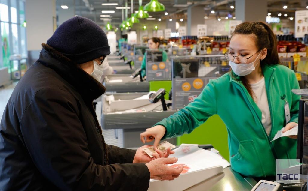 "Без маски не обслуживаем": имеет ли продавец законное право отказать покупателю в продаже товара, если тот пришел в магазин без средств защиты