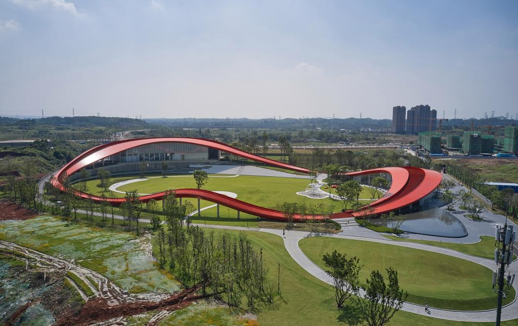 Архитекторы возвели в Китае волнистую пешеходную дорогу к зданию и назвали ее "Тропой мудрости"