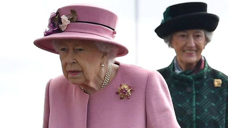 94-летняя королева Елизавета II появилась на публике с принцем Уильямом без масок. Это вызвало недовольство