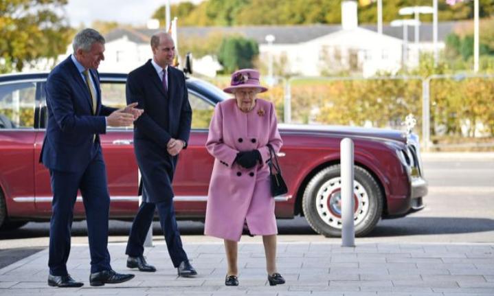 94-летняя королева Елизавета II появилась на публике с принцем Уильямом без масок. Это вызвало недовольство