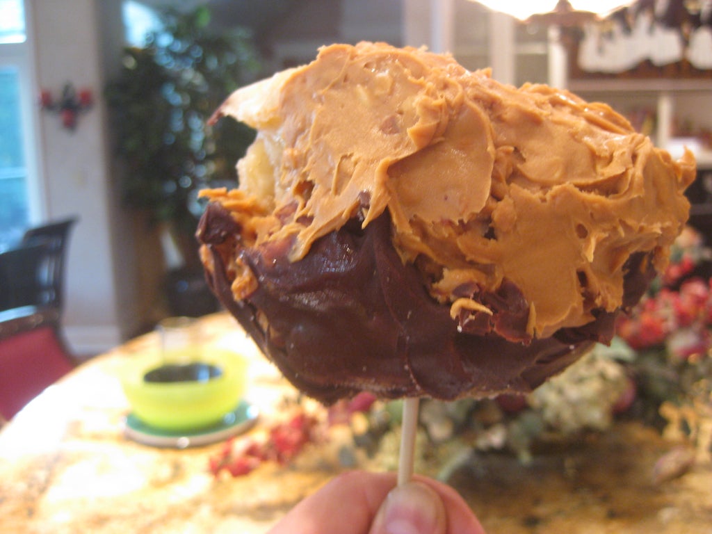 Банановое мороженое на палочке: формирую из фрукта шарик, обмазываю арахисовой пастой и поливаю шоколадной глазурью