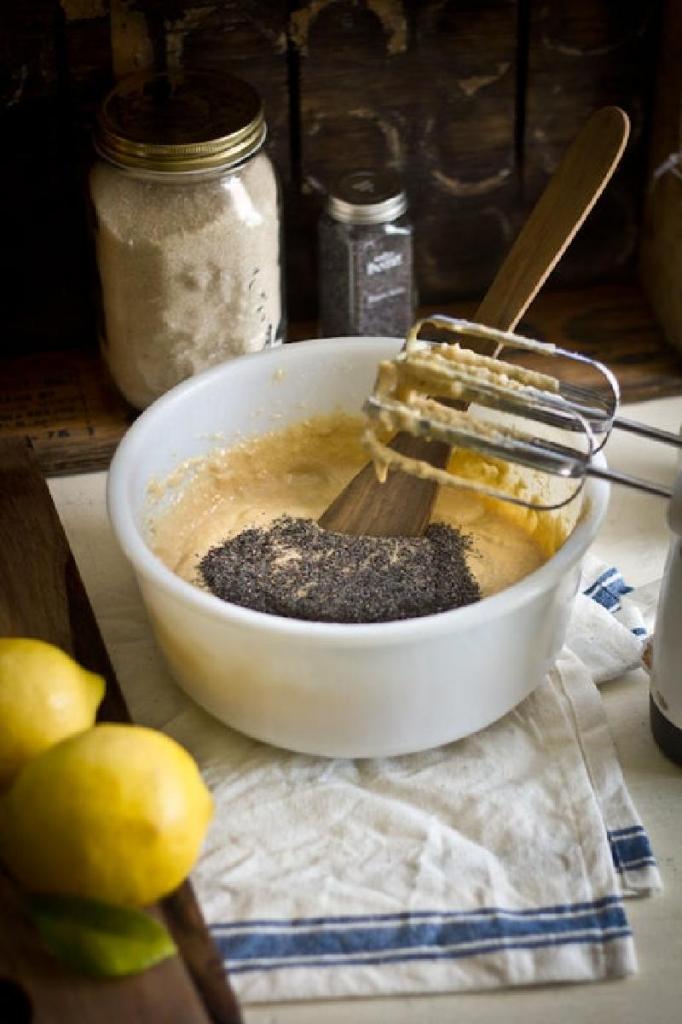 Лимонно-маковые кексы с черничной глазурью: готовлю лакомство вместо праздничных тортов