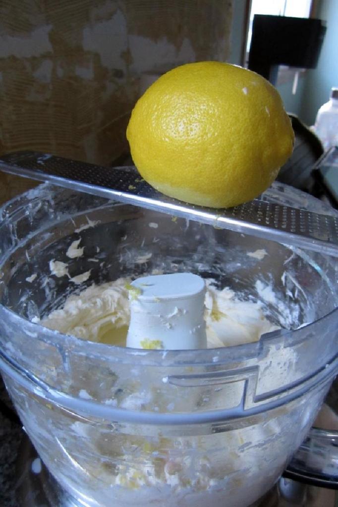 Домашнее масло с нуля: превращаем сливки в ароматную намазку с лимоном и орегано