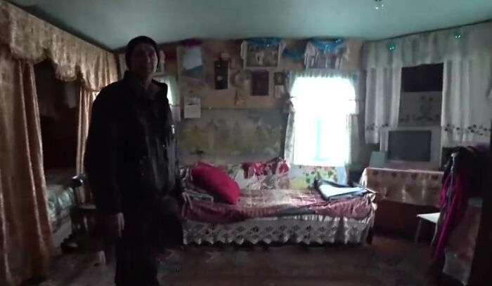 Парень исследовал заброшенную чернобыльскую деревню и неожиданно нашел 92-летнюю женщину, живущую там с сыном