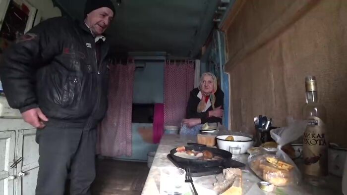 Парень исследовал заброшенную чернобыльскую деревню и неожиданно нашел 92-летнюю женщину, живущую там с сыном