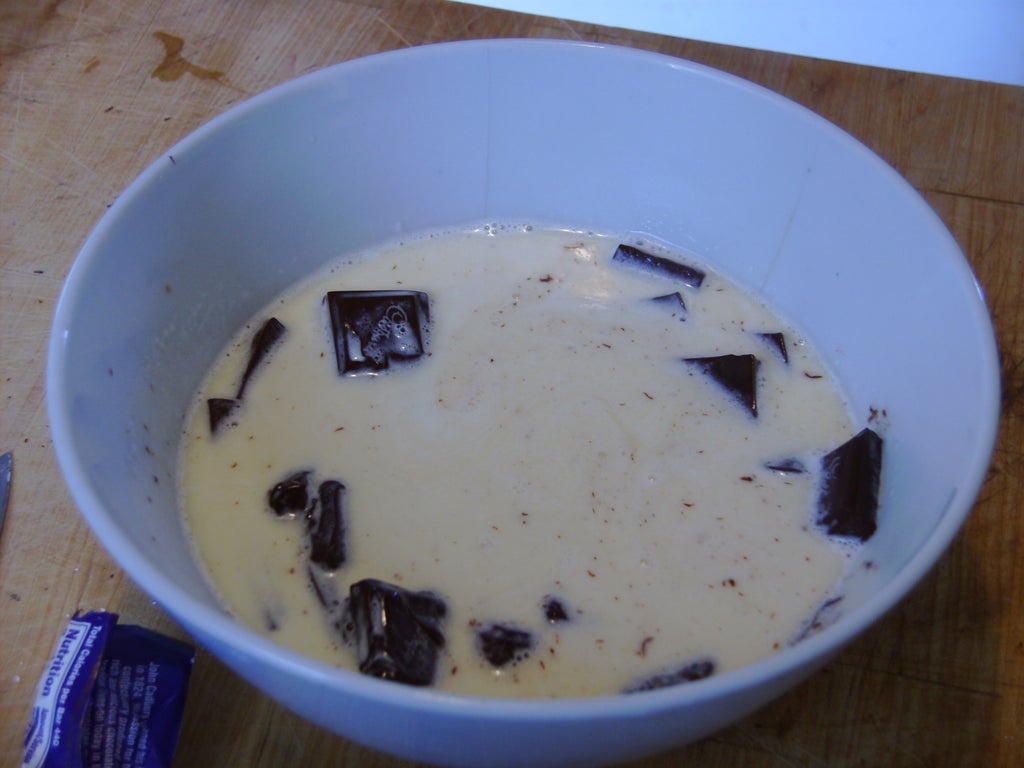 На заметку хозяюшкам-кулинаркам: как испечь изумительные кексы с шоколадной глазурью и белым кремом