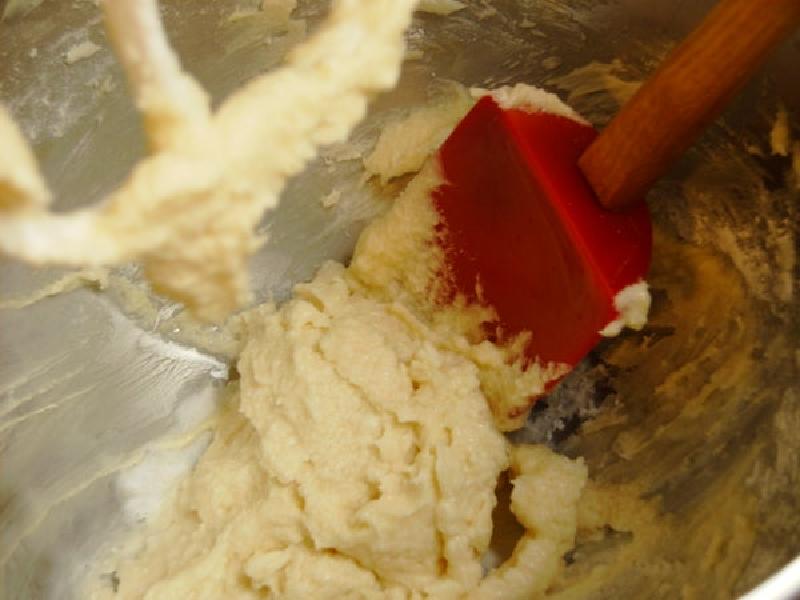 На заметку хозяюшкам-кулинаркам: как испечь изумительные кексы с шоколадной глазурью и белым кремом