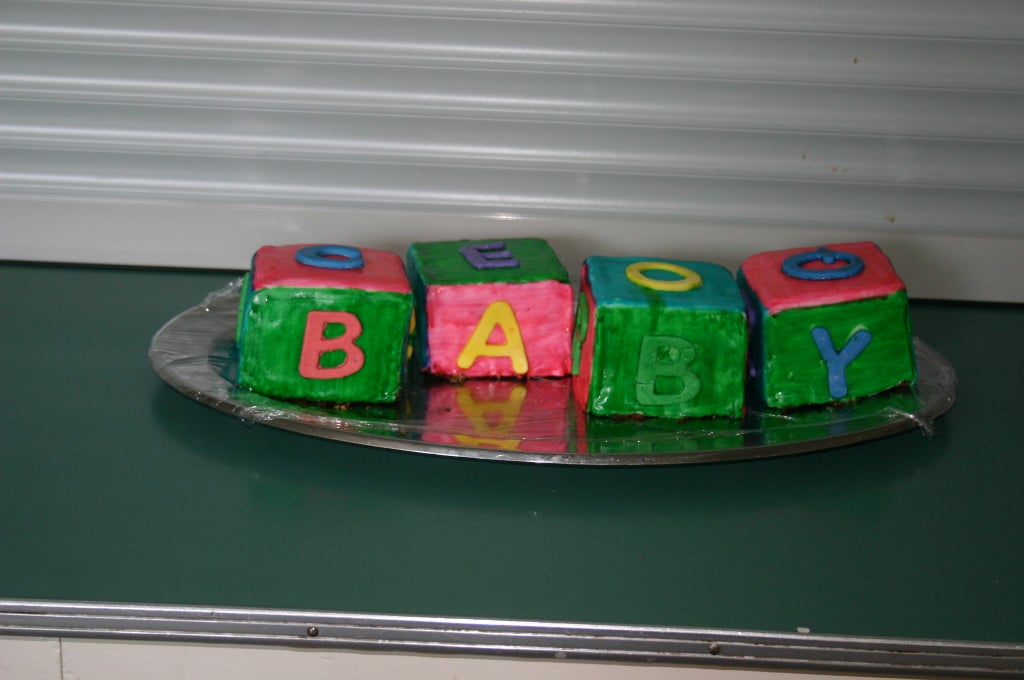 Бисквитные кубики с яркой помадкой: необычное пирожное для детского праздника