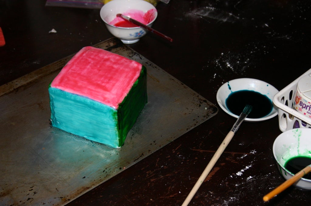 Бисквитные кубики с яркой помадкой: необычное пирожное для детского праздника