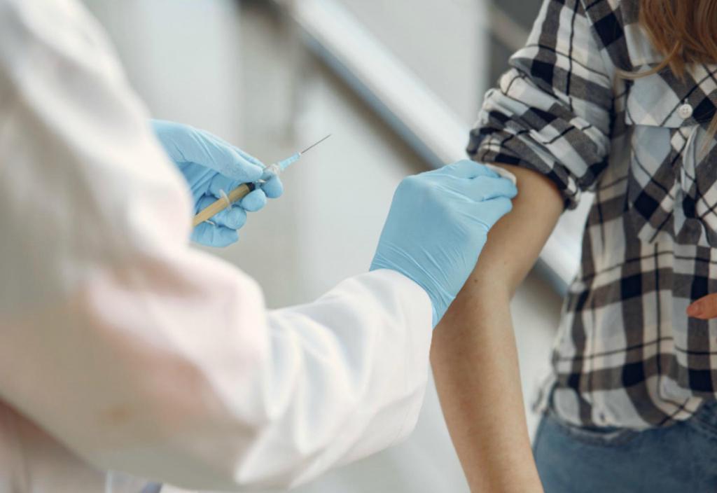 Если у вас пониженный иммунитет, вакцина не подействует. Ученый рассказал, для кого бесполезна вакцина от COVID-19