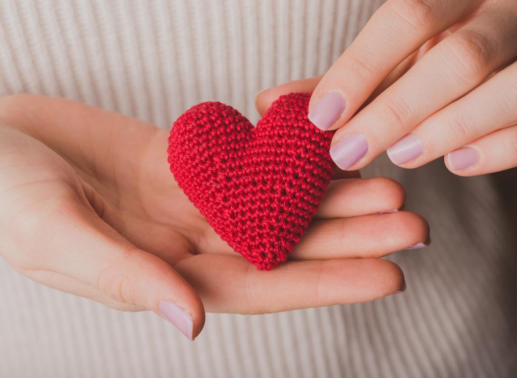 Врачи-кардиологи назвали внешние признаки, сигнализирующие о проблемах с сердцем
