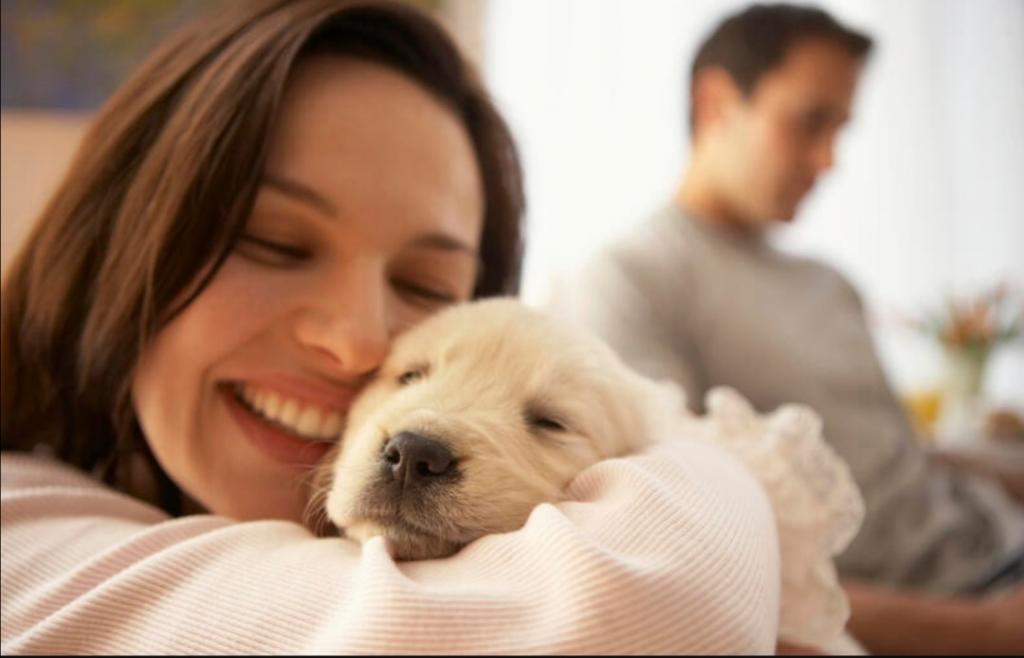 Почему, обнимая ребенка или щенка, человек хочет сжать их покрепче: найдено научное обоснование