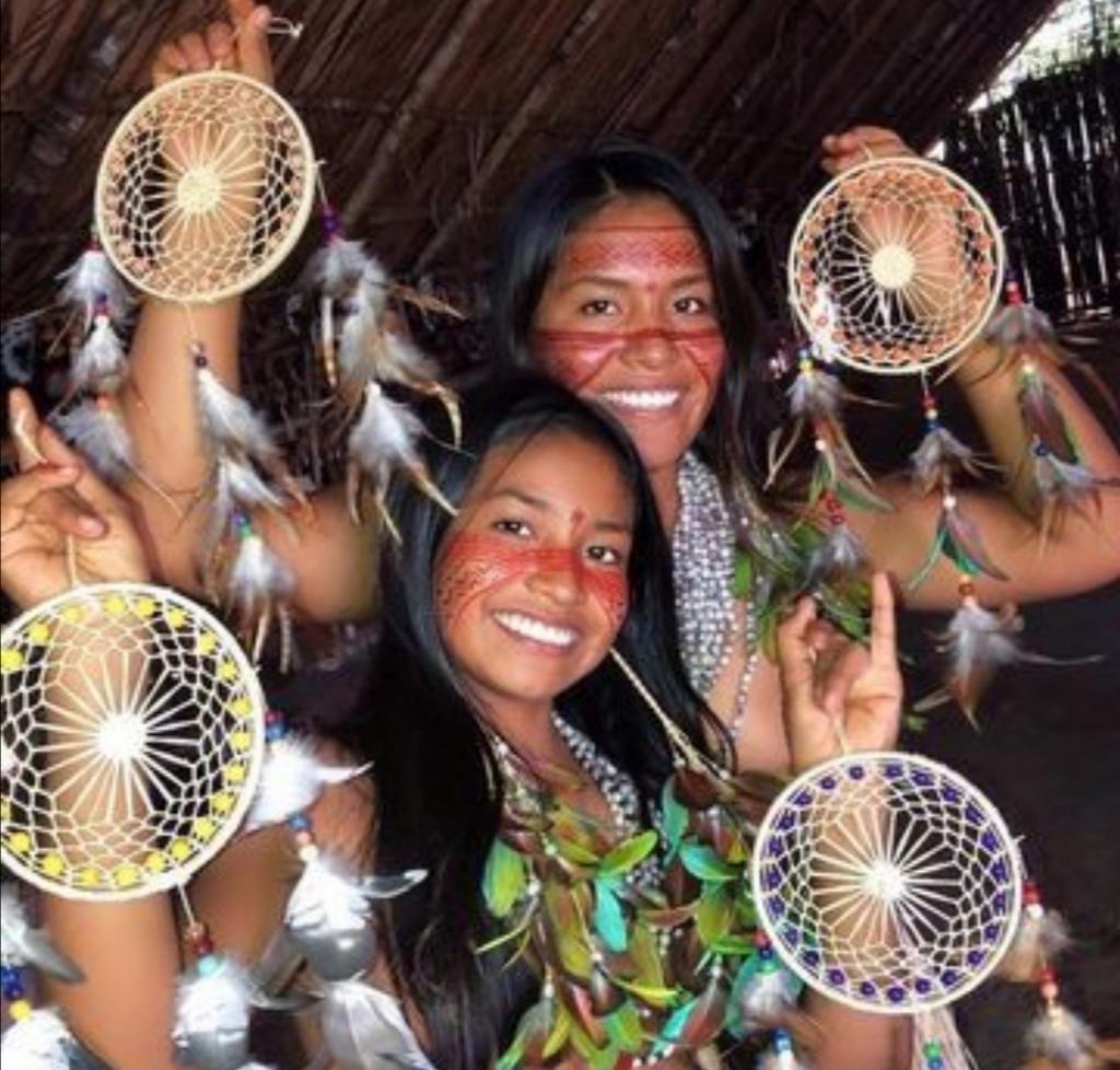 Коренная жительница племени Амазонки придумала, как подключиться к интернету в джунглях: теперь она делится необычными традициями своего народа со всем миром
