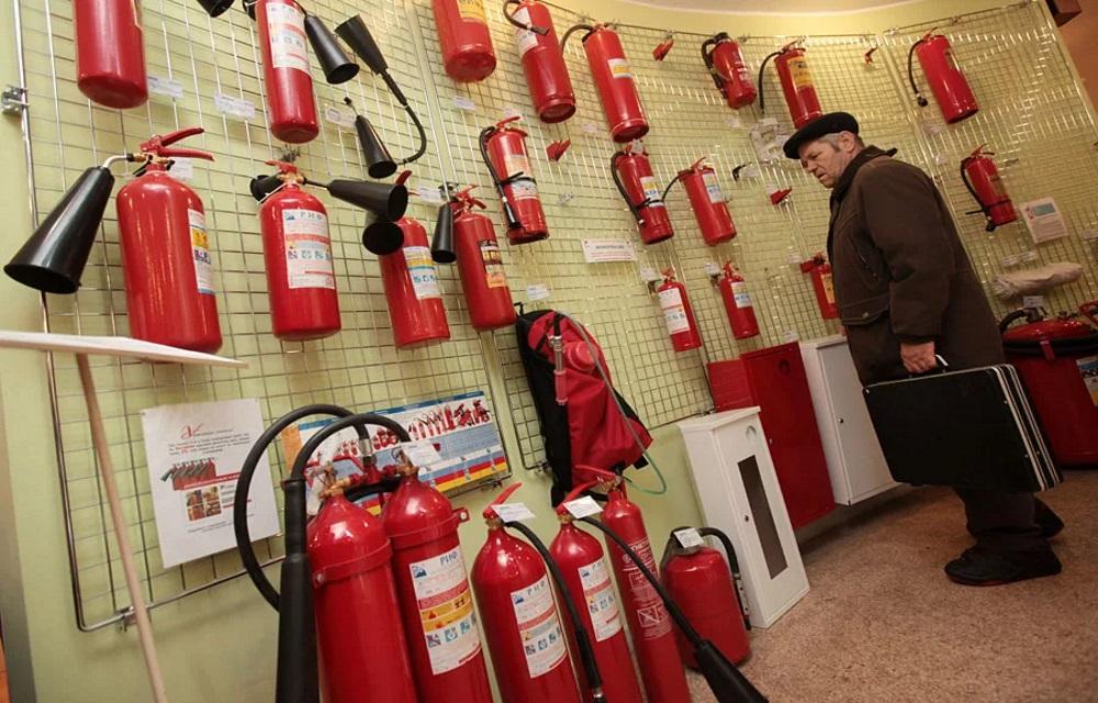 Эффективность и легкость в использовании: россиянам дали советы по выбору огнетушителя для автомобиля