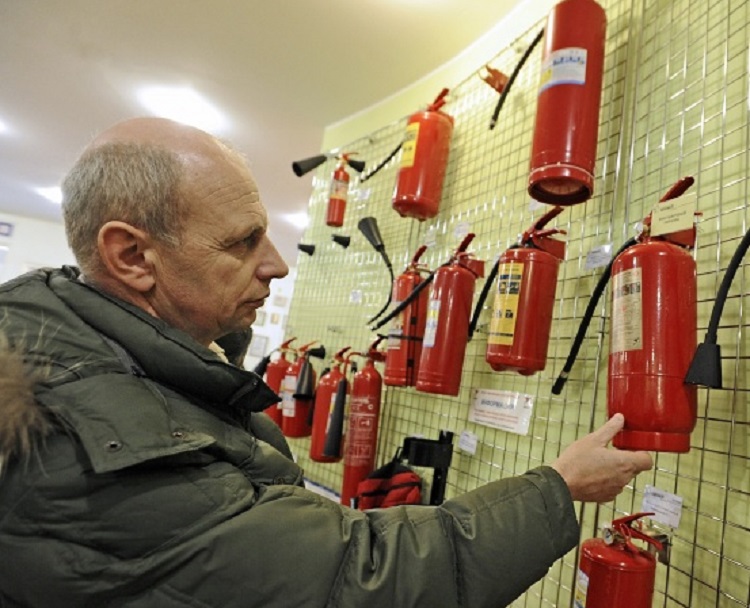 Эффективность и легкость в использовании: россиянам дали советы по выбору огнетушителя для автомобиля
