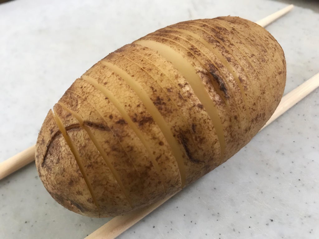Картошка-гармошка: необычная подача простого блюда с беконом и авокадо