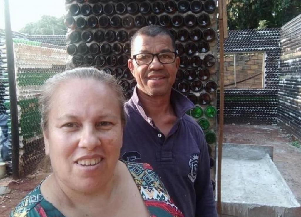 Пара из Бразилии построила экологичный дом из 10 000 бутылок: фото