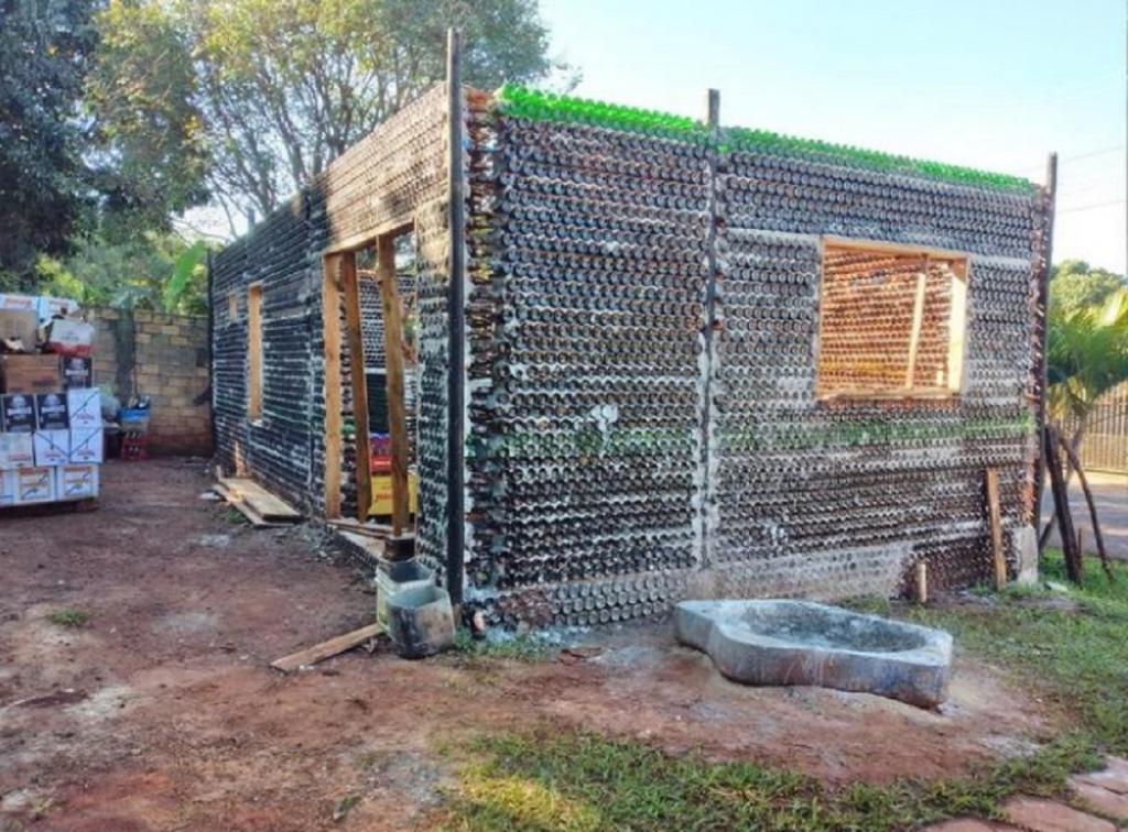 Пара из Бразилии построила экологичный дом из 10 000 бутылок: фото