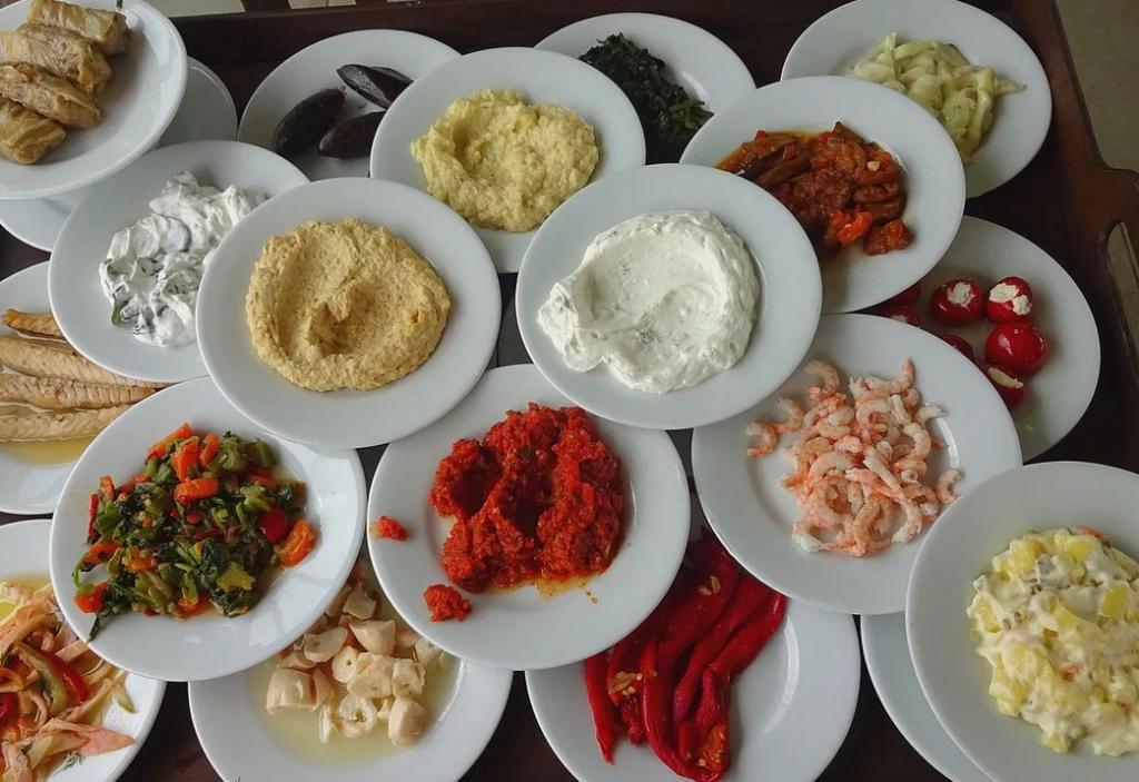Мезе - неотъемлемая часть турецкой кухни: многие туристы теряются, когда видят обилие закусок