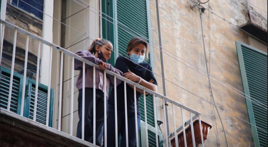 Италия: чтобы дети не отставали, учителя из Неаполя проводят занятия на улицах города