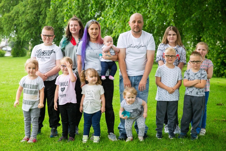 Пара не планировала заводить детей, но теперь у них 11 малышей: чтобы не запутаться, родители пронумеровали им футболки (фото)
