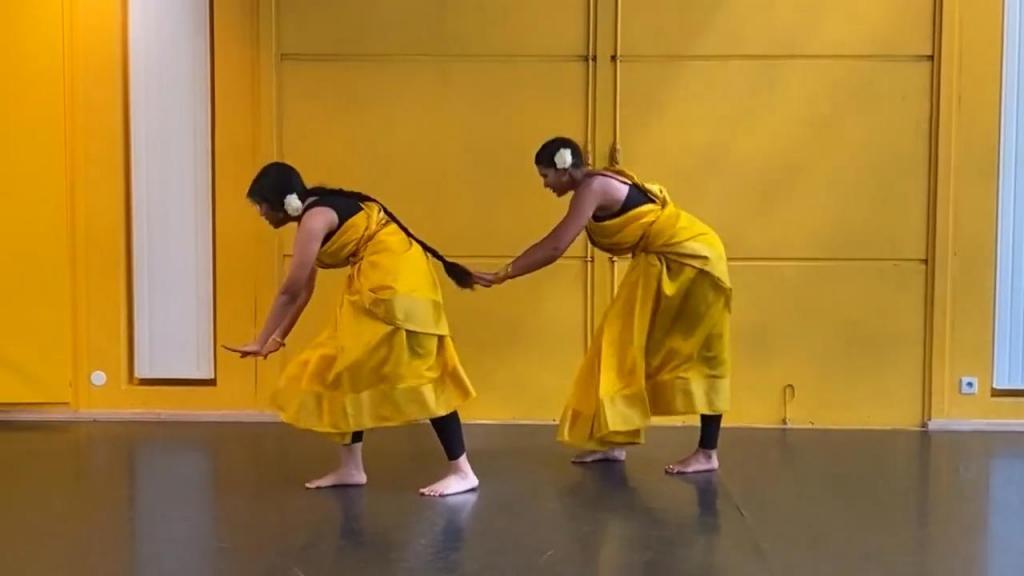 Две индийские танцовщицы показали потрясающие движения, соединив национальный танец и хип-хоп (видео)