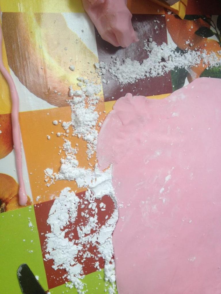 Розовый фламинго на бисквитном лакомстве: готовим праздничный торт с необычным дизайном